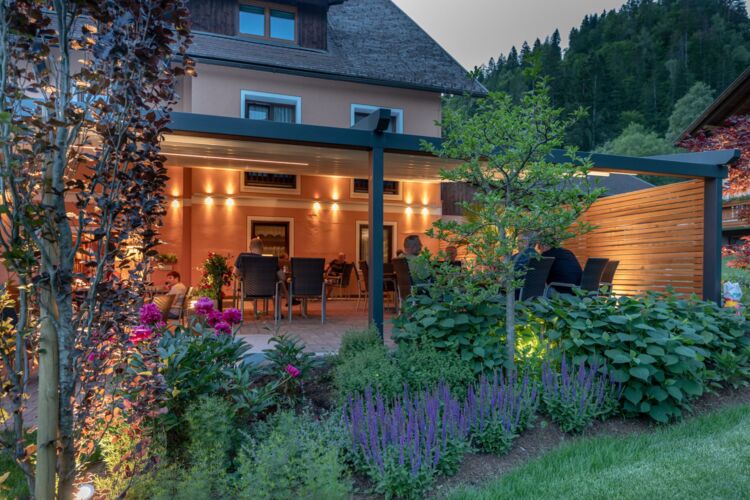 Gastgarten im Sommer mit herrlicher Aussicht auf die Karnischen Alpen, bei Kaffee und Kuchen oder einem schmackhaften Eisbecher.