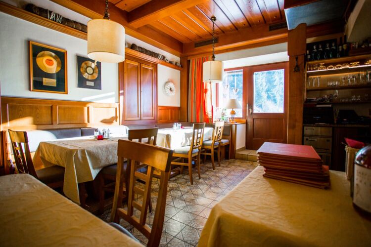 Gemütliche Gaststube/Restaurant im Hotel Gasthof Strasswirt am Nassfeld in Kärnten