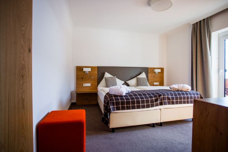 Gemütliches, modernes Doppelzimmer im Hotel Gasthof Strasswirt am Nassfeld in Kärnten